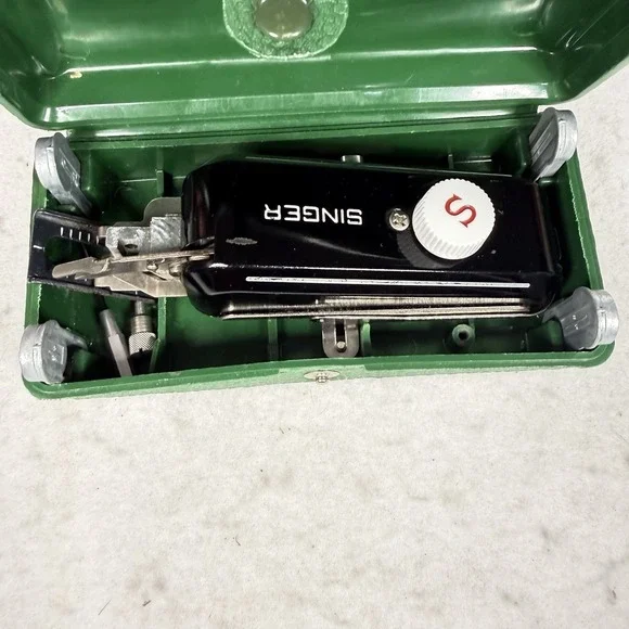 Singer Buttonhole Attachment w/ Instructions Templates Green Case 160506 Vintage - Picture 5 of 7